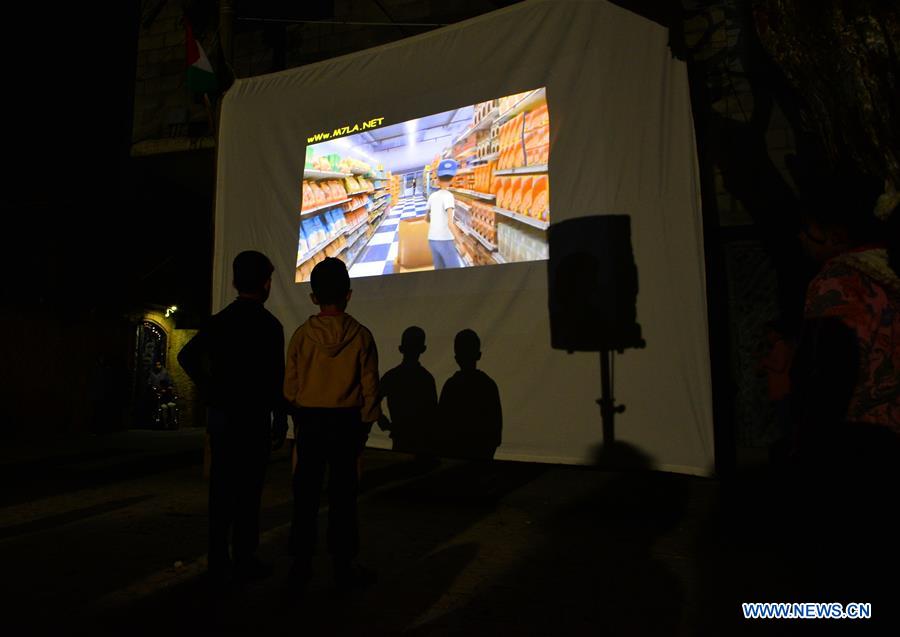 MIDEAST-GAZA-MOBILE CINEMA-CHILDREN-REFUGEE CAMPS