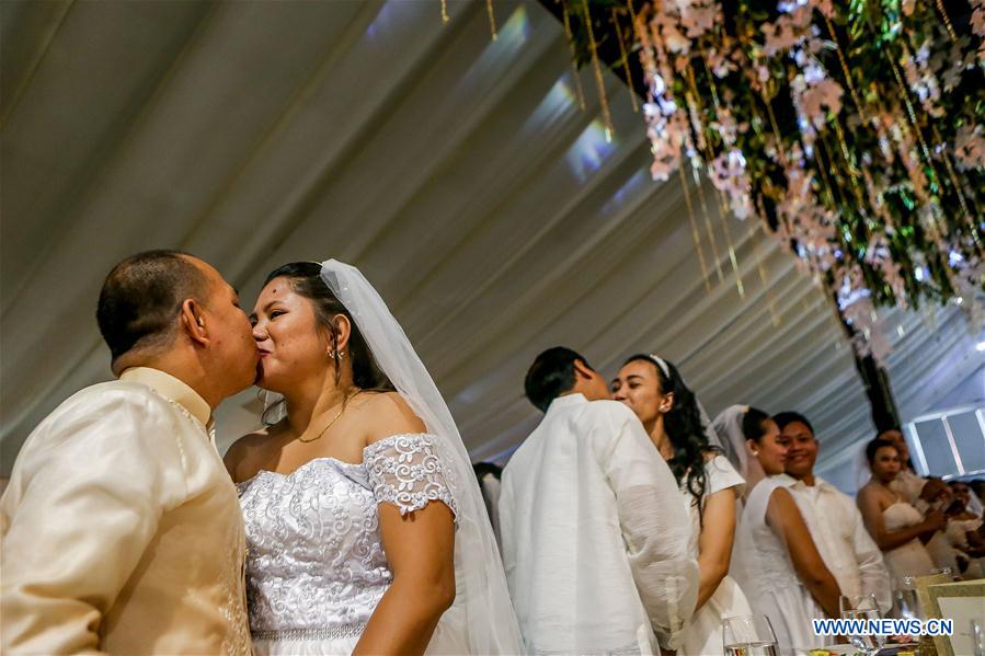 PHILIPPINES-MANILA-VALENTINE'S DAY-MASS WEDDING