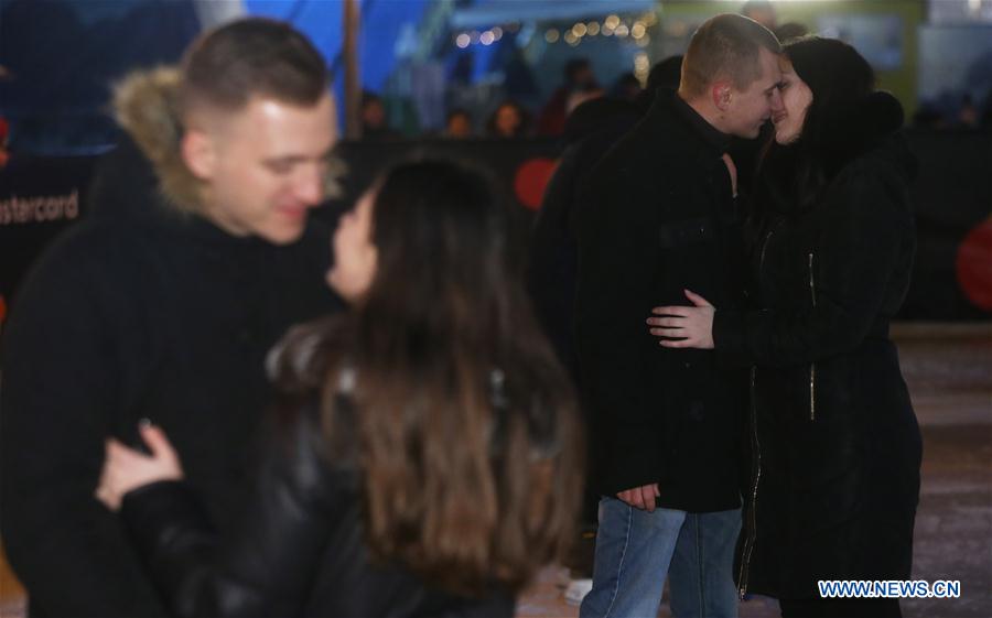 Lovers kiss simultaneously for 15 seconds during Valentine's Day in