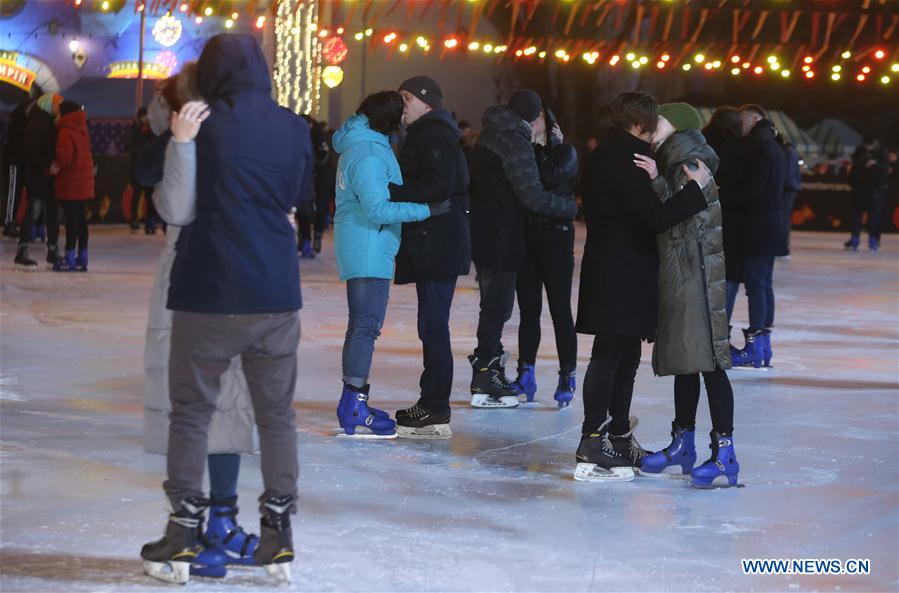 Lovers kiss simultaneously for 15 seconds during Valentine's Day in