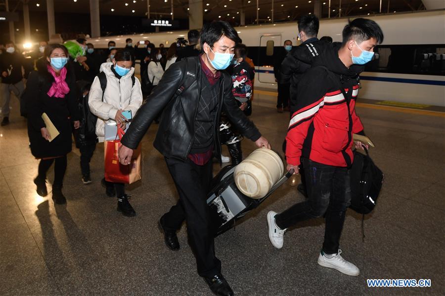 CHINA-HANGZHOU-CUSTOMIZED TRAIN-RETURNING MIGRANT WORKERS-BACK TO WORK (CN)
