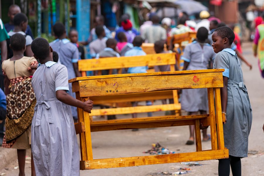 Chinese organizations donate desks to Kenyan slum schools Xinhua