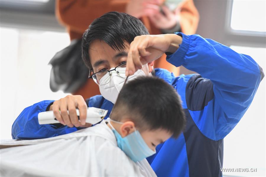 CHINA-CHANGSHA-VOLUNTEER-BARBER(CN)