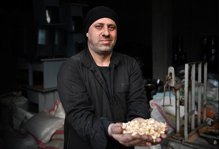 SYRIA-HAMA-NUTSHELL-HEATER