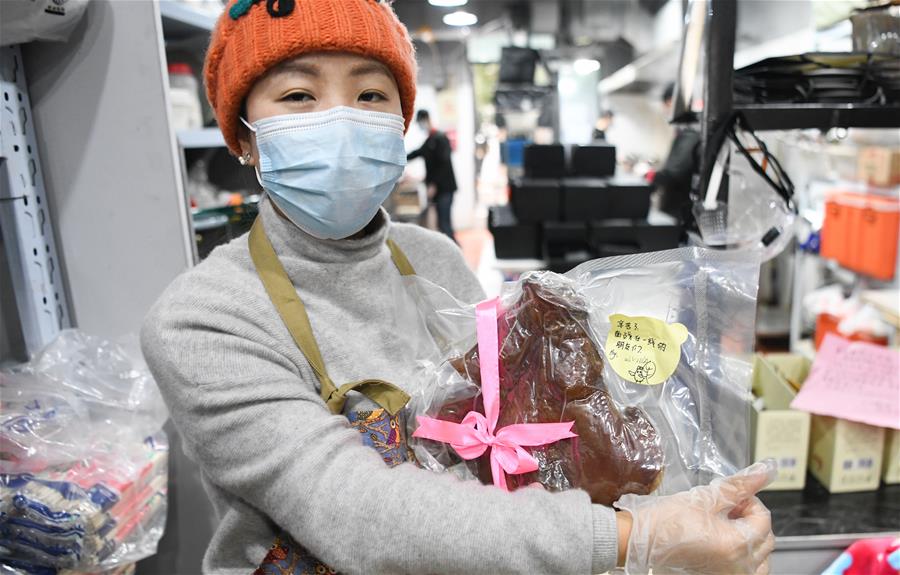 CHINA-WUHAN-COVID-19-VOLUNTEER-RAINCOAT SISTER (CN)