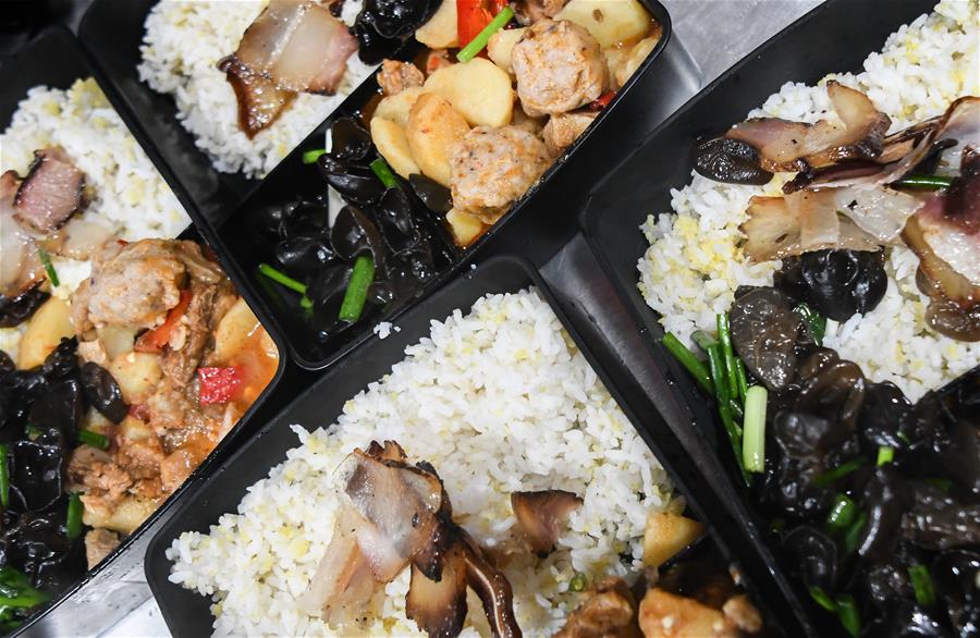 CHINA-WUHAN-COVID-19-VOLUNTEER-RAINCOAT SISTER (CN)