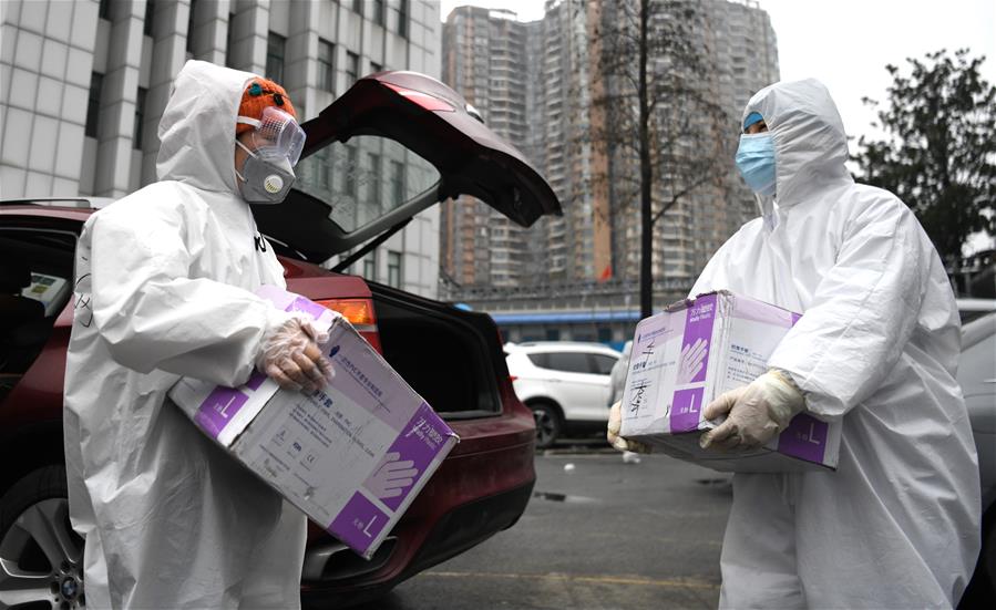 CHINA-WUHAN-COVID-19-VOLUNTEER-RAINCOAT SISTER (CN)