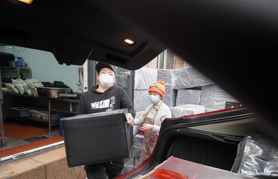 CHINA-WUHAN-COVID-19-VOLUNTEER-RAINCOAT SISTER (CN)