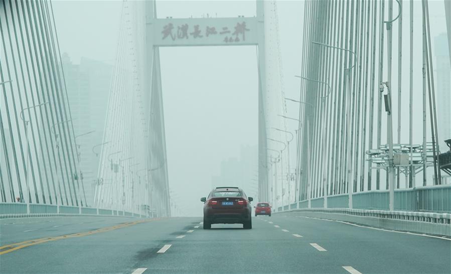 CHINA-WUHAN-COVID-19-VOLUNTEER-RAINCOAT SISTER (CN)