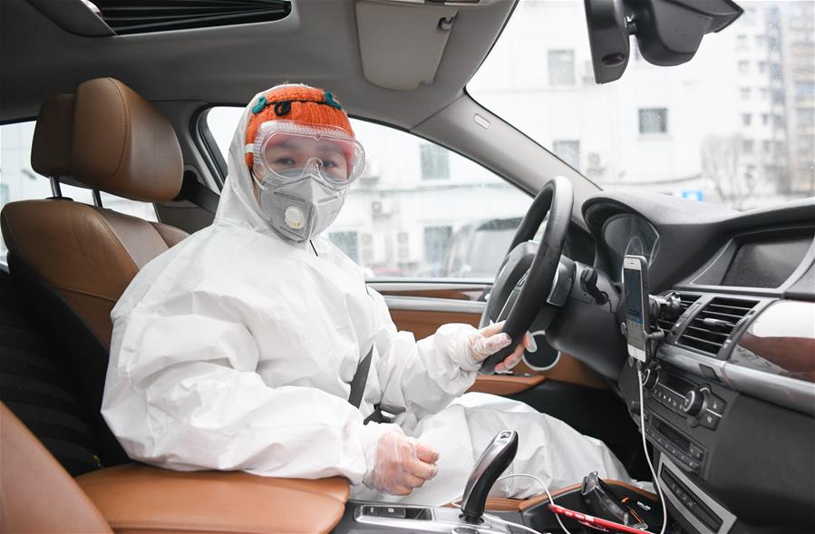 CHINA-WUHAN-COVID-19-VOLUNTEER-RAINCOAT SISTER (CN)