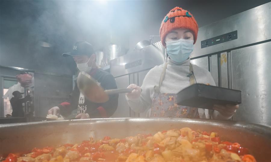 CHINA-WUHAN-COVID-19-VOLUNTEER-RAINCOAT SISTER (CN)