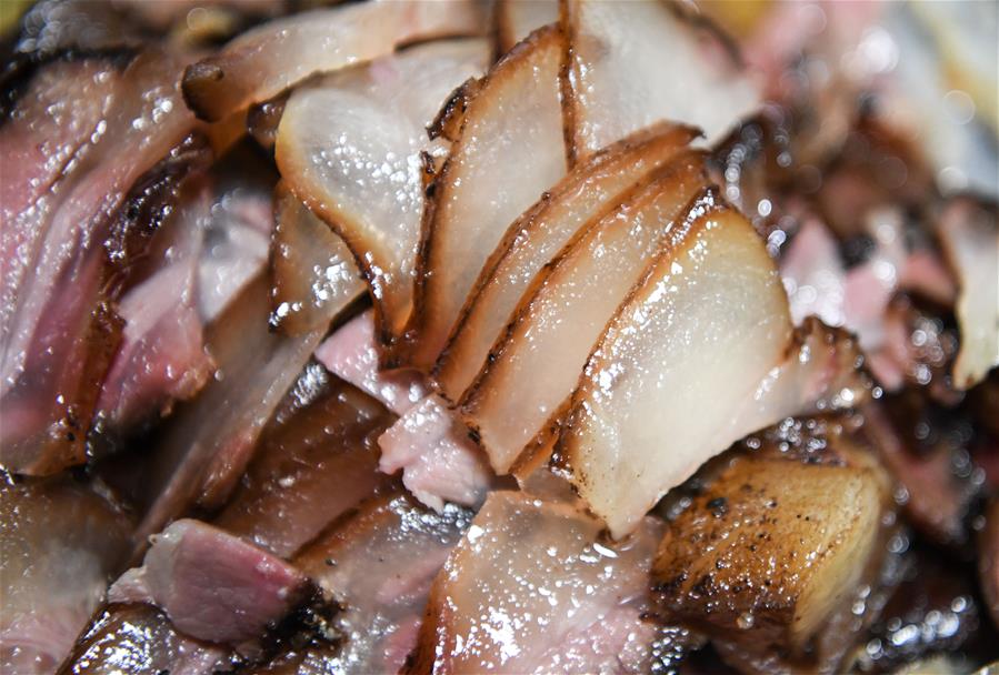 CHINA-WUHAN-COVID-19-VOLUNTEER-RAINCOAT SISTER (CN)