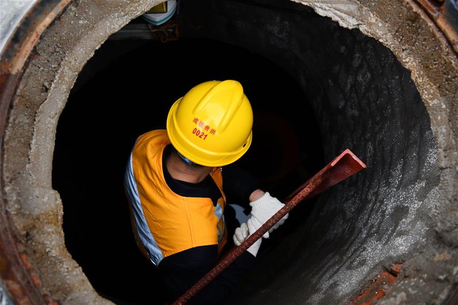 CHINA-GUIZHOU-GUIYANG-RAILWAY-WATER SUPPLY-WORKER (CN)