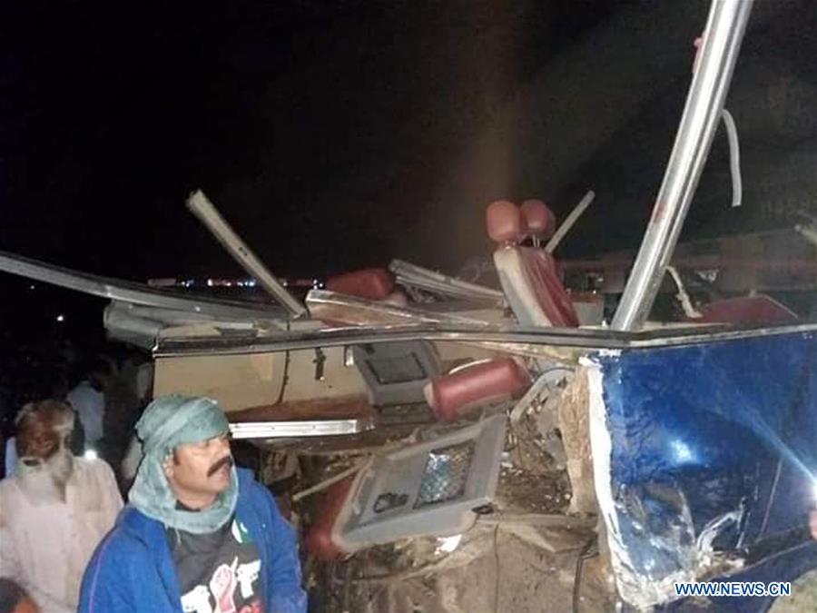 PAKISTAN-SUKKUR-TRAIN-PASSENGER BUS-CRASH