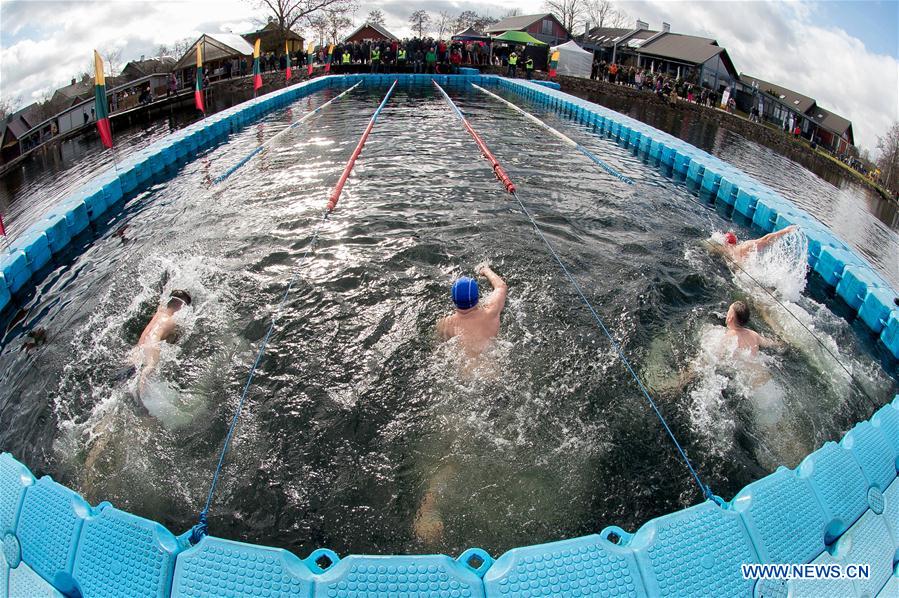 (SP)LITHUANIA-TRAKAI-WINTER SWIMMING RACE