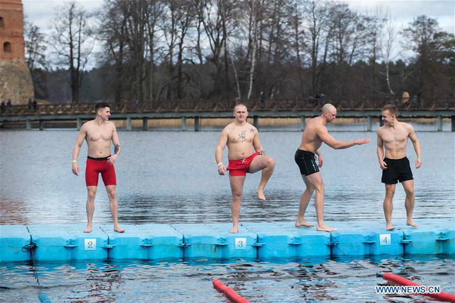 (SP)LITHUANIA-TRAKAI-WINTER SWIMMING RACE