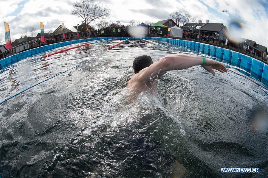 (SP)LITHUANIA-TRAKAI-WINTER SWIMMING RACE