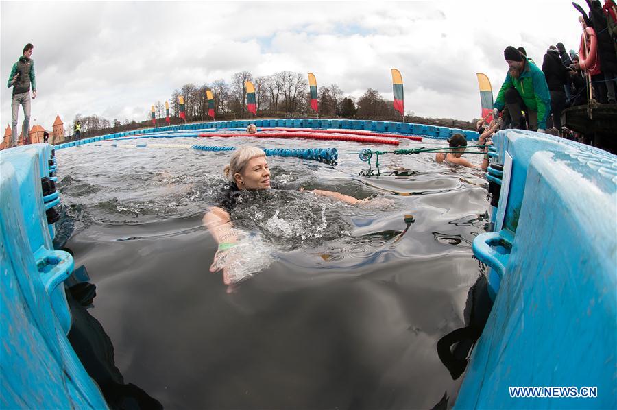 (SP)LITHUANIA-TRAKAI-WINTER SWIMMING RACE
