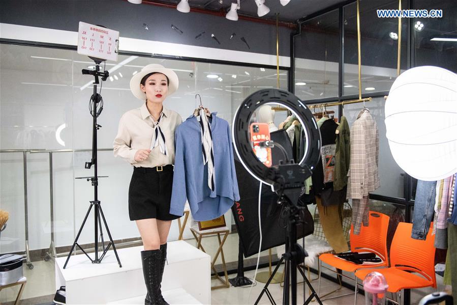 CHINA-HUNAN-ZHUZHOU-NOVEL CORONAVIRUS-ONLINE SALES-GARMENT (CN)
