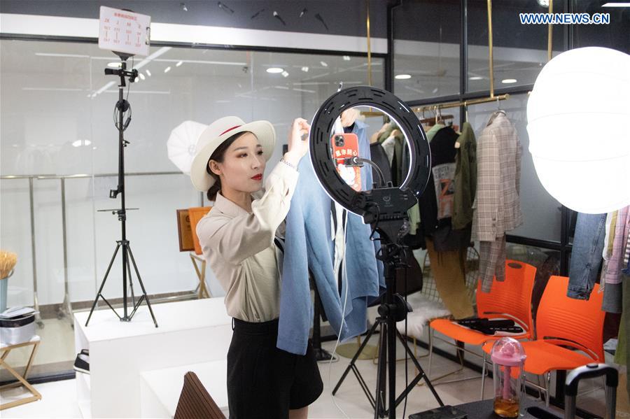 CHINA-HUNAN-ZHUZHOU-NOVEL CORONAVIRUS-ONLINE SALES-GARMENT (CN)