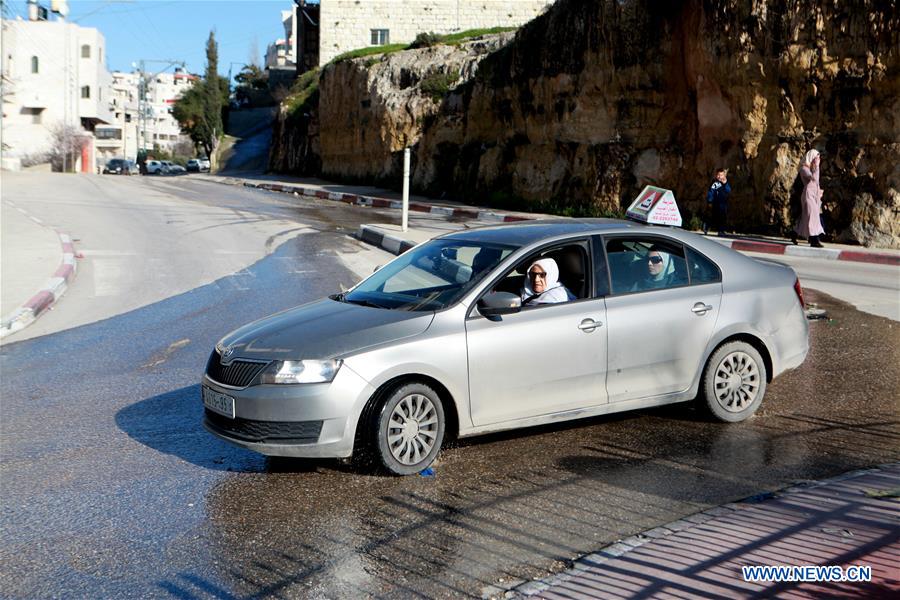 MIDEAST-HEBRON-OLD-WOMEN-DRIVING-LESSONS