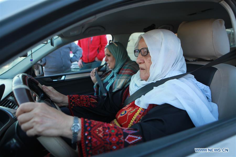 MIDEAST-HEBRON-OLD-WOMEN-DRIVING-LESSONS