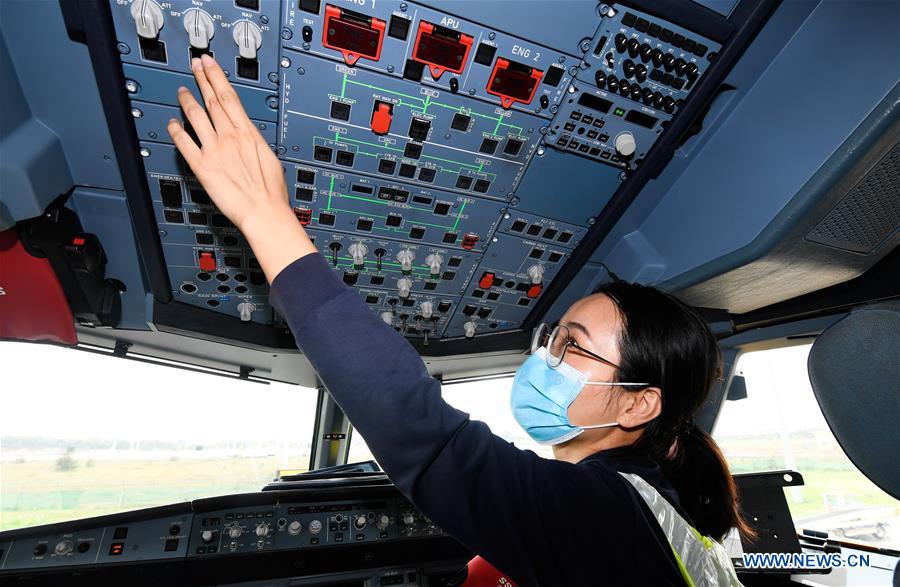CHINA-HAINAN-HAIKOU-AIRPLANES-FEMALE MAINTENANCE ENGINEERS (CN)