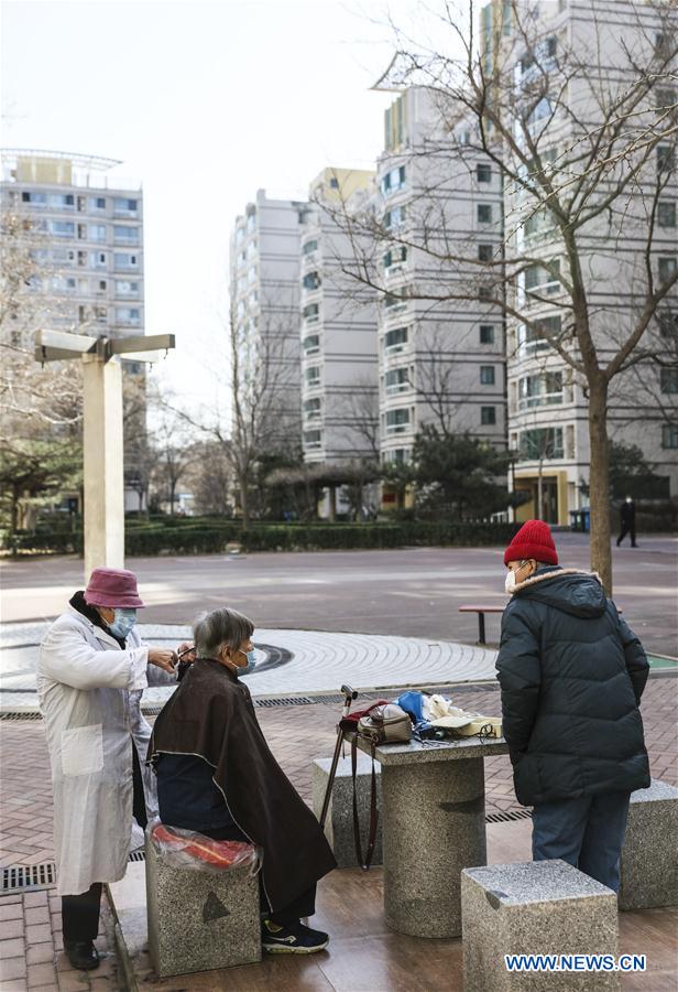 CHINA-BEIJING-COVID-19-COMMUNITY-VOLUNTARY BARBER (CN)