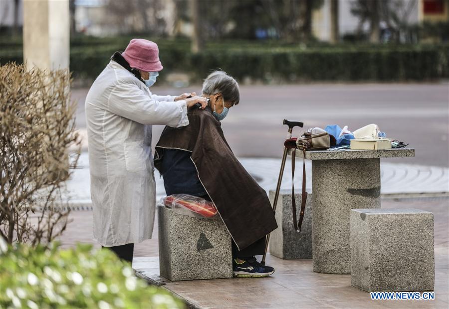 CHINA-BEIJING-COVID-19-COMMUNITY-VOLUNTARY BARBER (CN)
