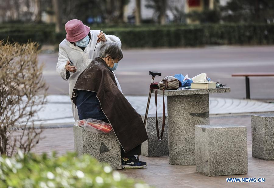 CHINA-BEIJING-COVID-19-COMMUNITY-VOLUNTARY BARBER (CN)