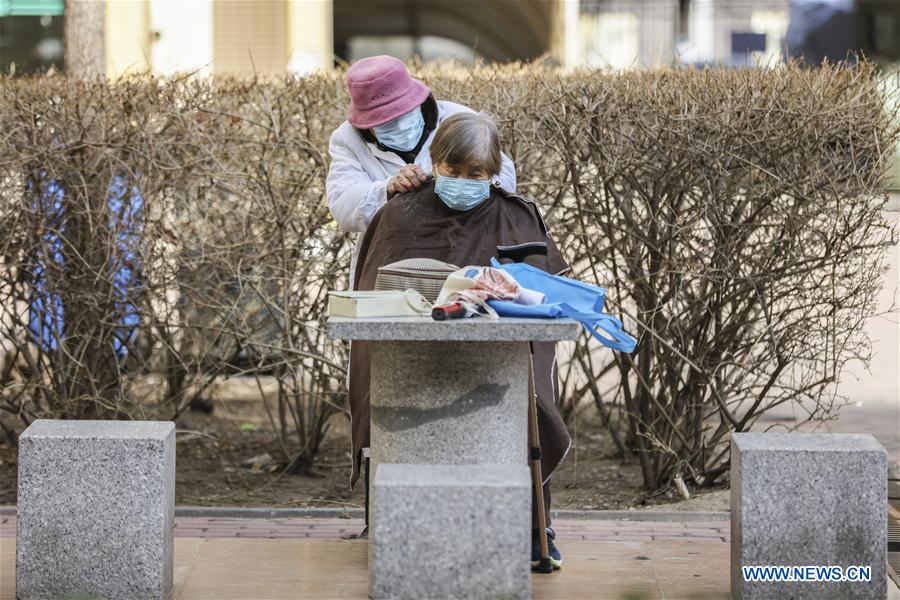 CHINA-BEIJING-COVID-19-COMMUNITY-VOLUNTARY BARBER (CN)