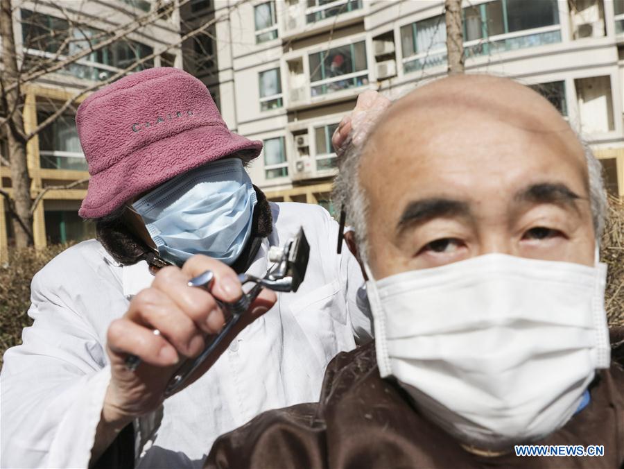 CHINA-BEIJING-COVID-19-COMMUNITY-VOLUNTARY BARBER (CN)