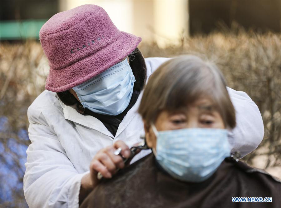 CHINA-BEIJING-COVID-19-COMMUNITY-VOLUNTARY BARBER (CN)