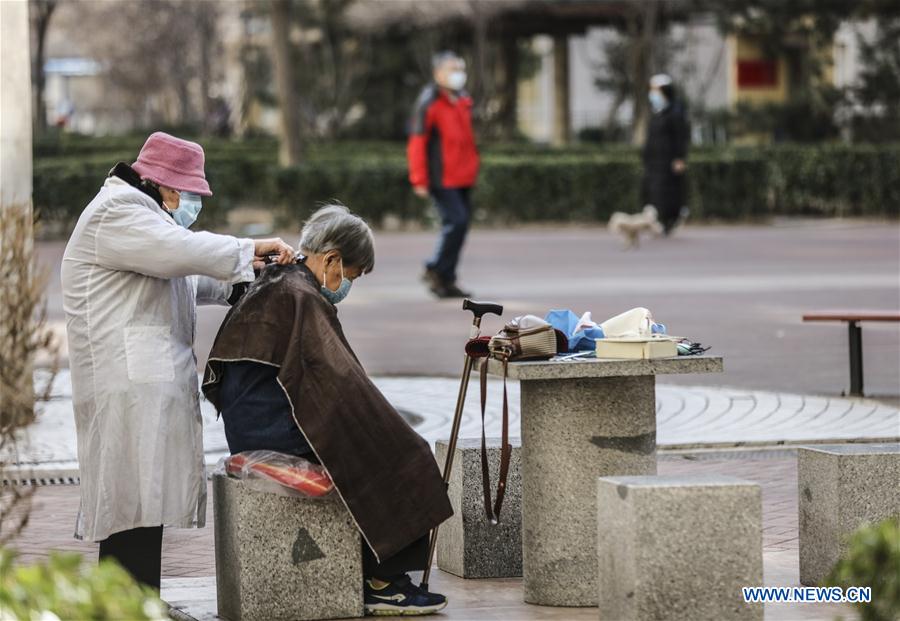 CHINA-BEIJING-COVID-19-COMMUNITY-VOLUNTARY BARBER (CN)