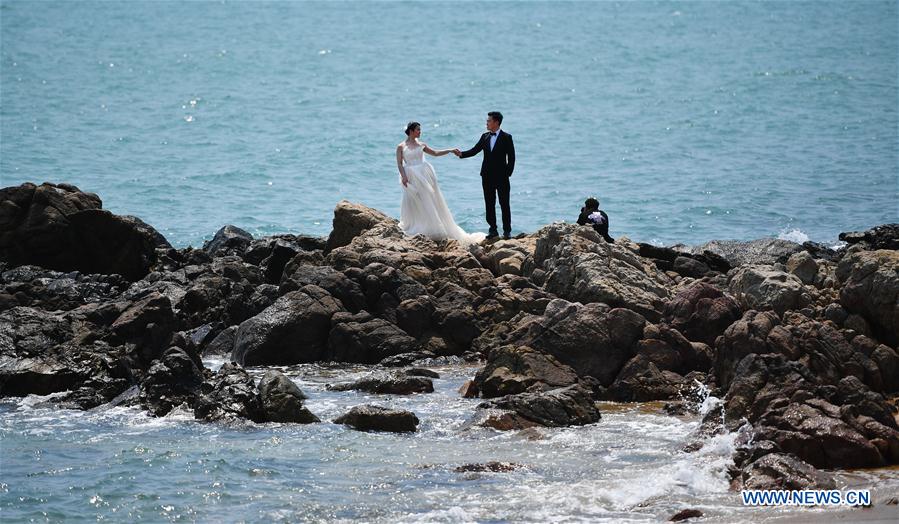 CHINA-HAINAN-SANYA-COUPLES (CN)