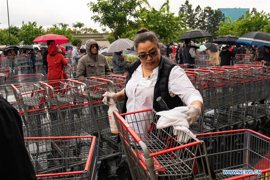 U.S.-LOS ANGELES-COVID-19-SHOPPING