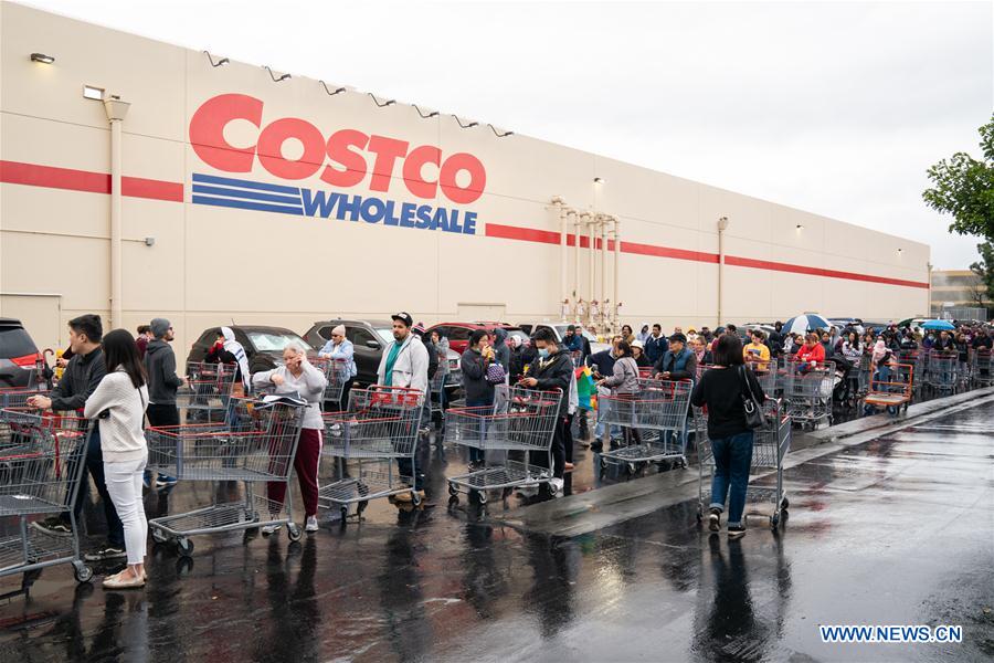 U.S.-LOS ANGELES-COVID-19-SHOPPING