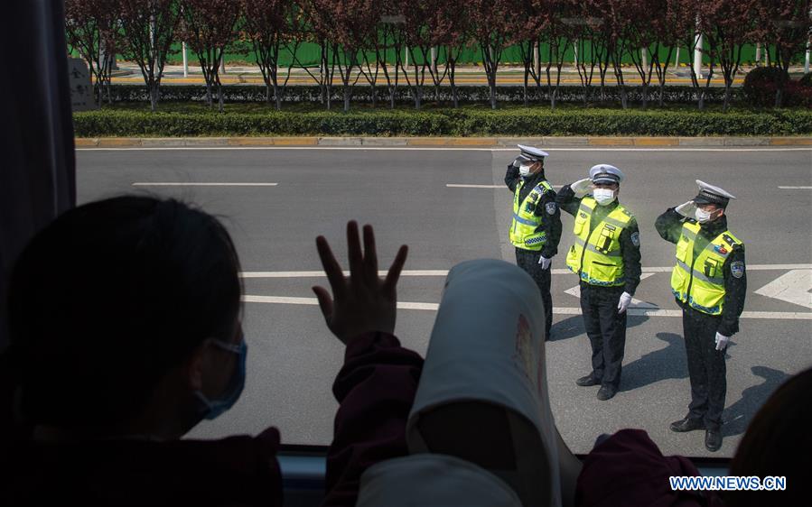 CHINA-WUHAN-COVID-19-MEDICS-DEPARTURE-SALUTE (CN)