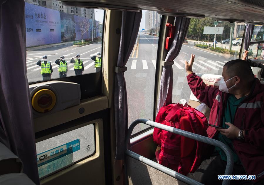CHINA-WUHAN-COVID-19-MEDICS-DEPARTURE-SALUTE (CN)