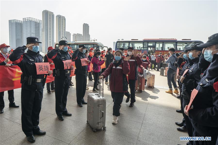 CHINA-WUHAN-COVID-19-MEDICS-DEPARTURE-SALUTE (CN)