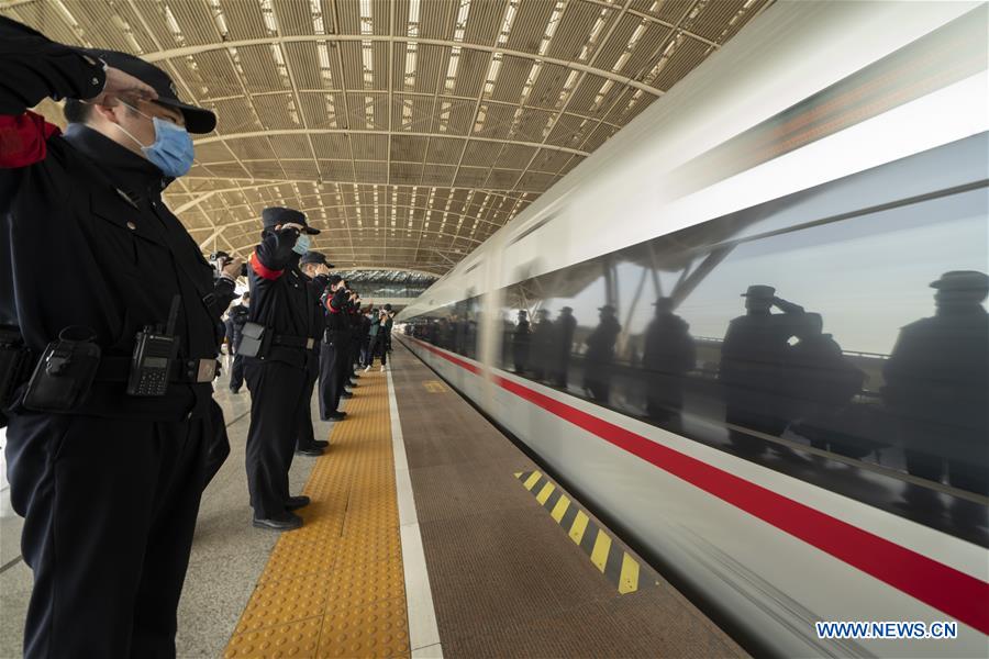 CHINA-WUHAN-COVID-19-MEDICS-DEPARTURE-SALUTE (CN)