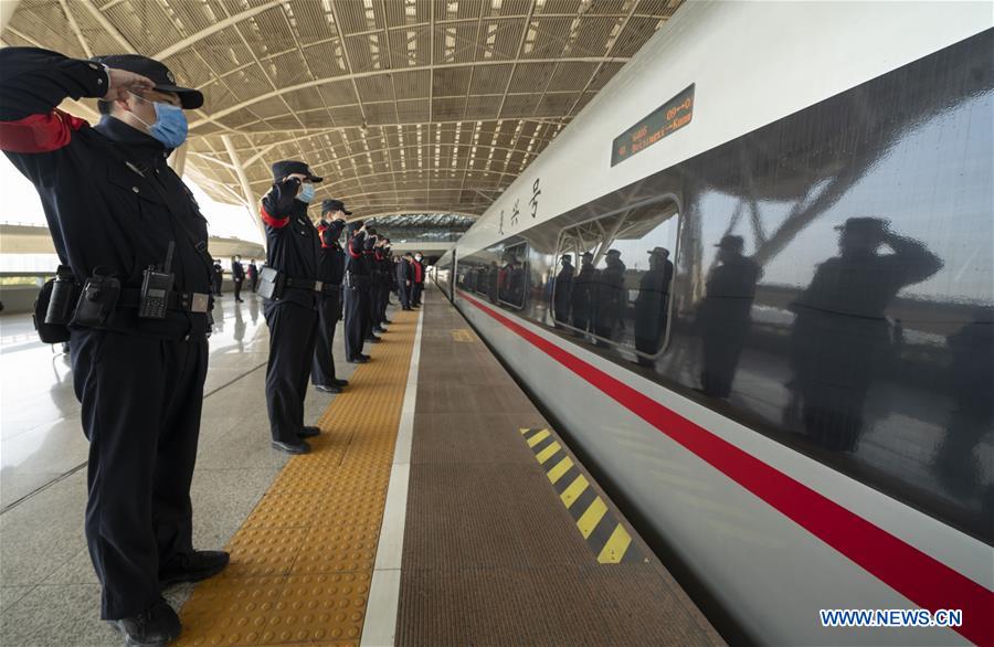 CHINA-WUHAN-COVID-19-MEDICS-DEPARTURE-SALUTE (CN)