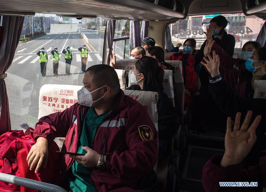 CHINA-WUHAN-COVID-19-MEDICS-DEPARTURE-SALUTE (CN)