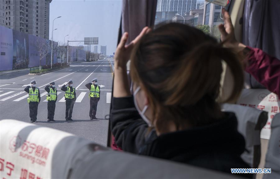 CHINA-WUHAN-COVID-19-MEDICS-DEPARTURE-SALUTE (CN)