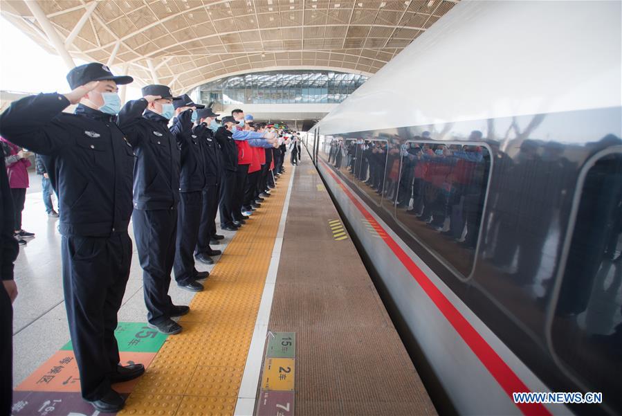 CHINA-WUHAN-COVID-19-MEDICS-DEPARTURE-SALUTE (CN)