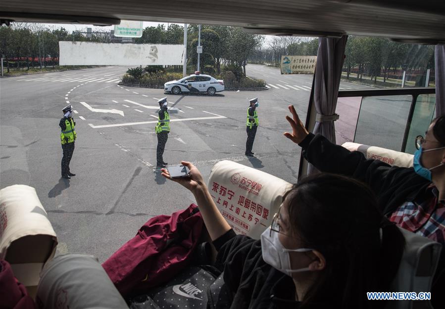 CHINA-WUHAN-COVID-19-MEDICS-DEPARTURE-SALUTE (CN)