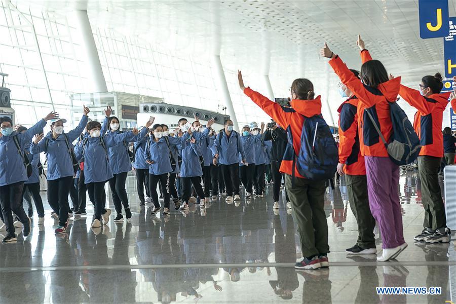 CHINA-WUHAN-COVID-19-MEDICS-DEPARTURE (CN)