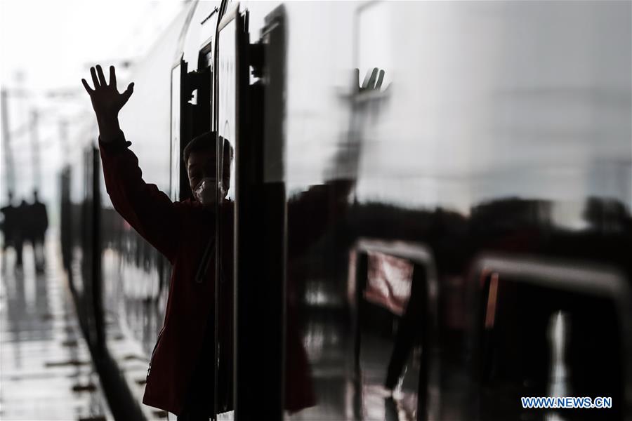 CHINA-HUBEI-WUHAN-MEDICAL STAFF FROM HUNAN-DEPARTURE (CN)