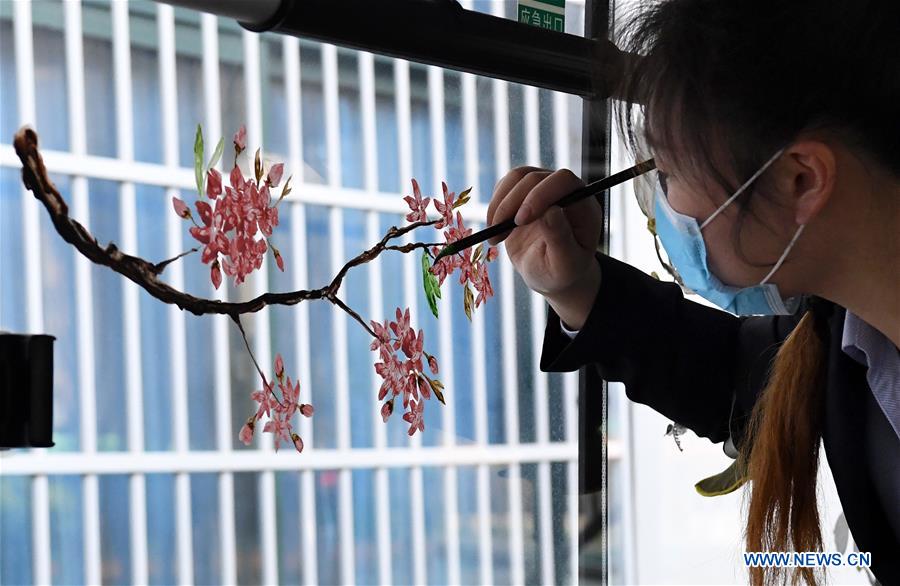 CHINA-HENAN-ZHENGZHOU-BUS-PAINTING-SPRING (CN)
