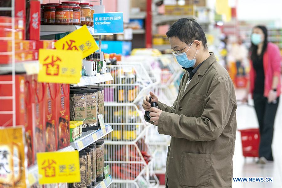 CHINA-HUBEI-WUHAN-RESIDENTIAL COMMUNITIES-COMMERCIAL OUTLETS-REOPEN (CN)